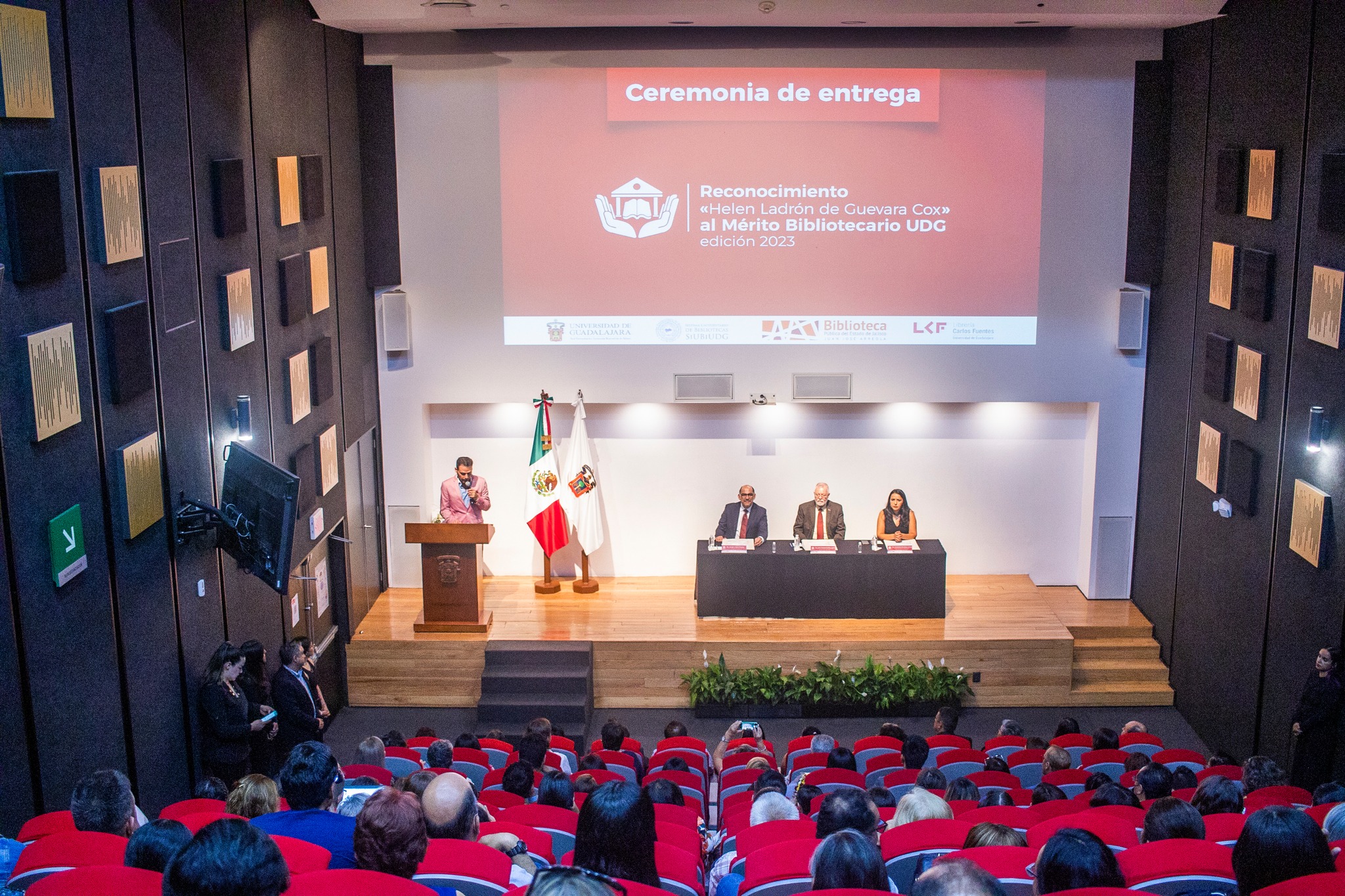 Autoridades del evento en presidium