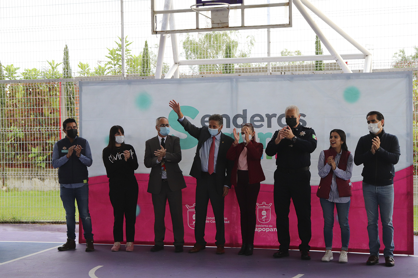 Autoridades del evento frente a asistentes