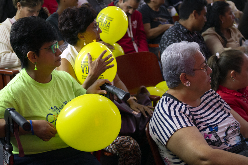 Concertistas en escenario frente a asistentes