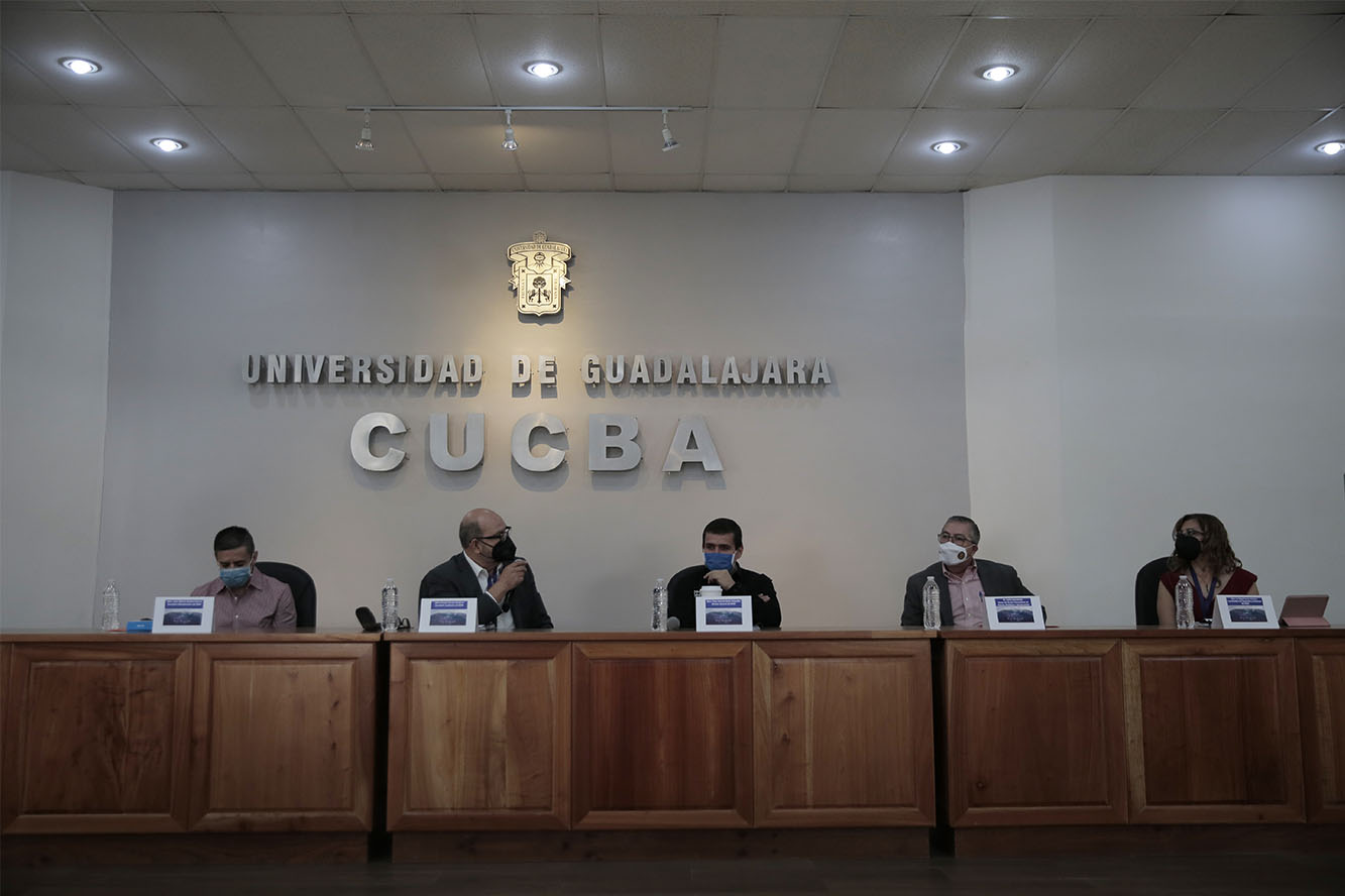 Autoridades del evento en presidium
