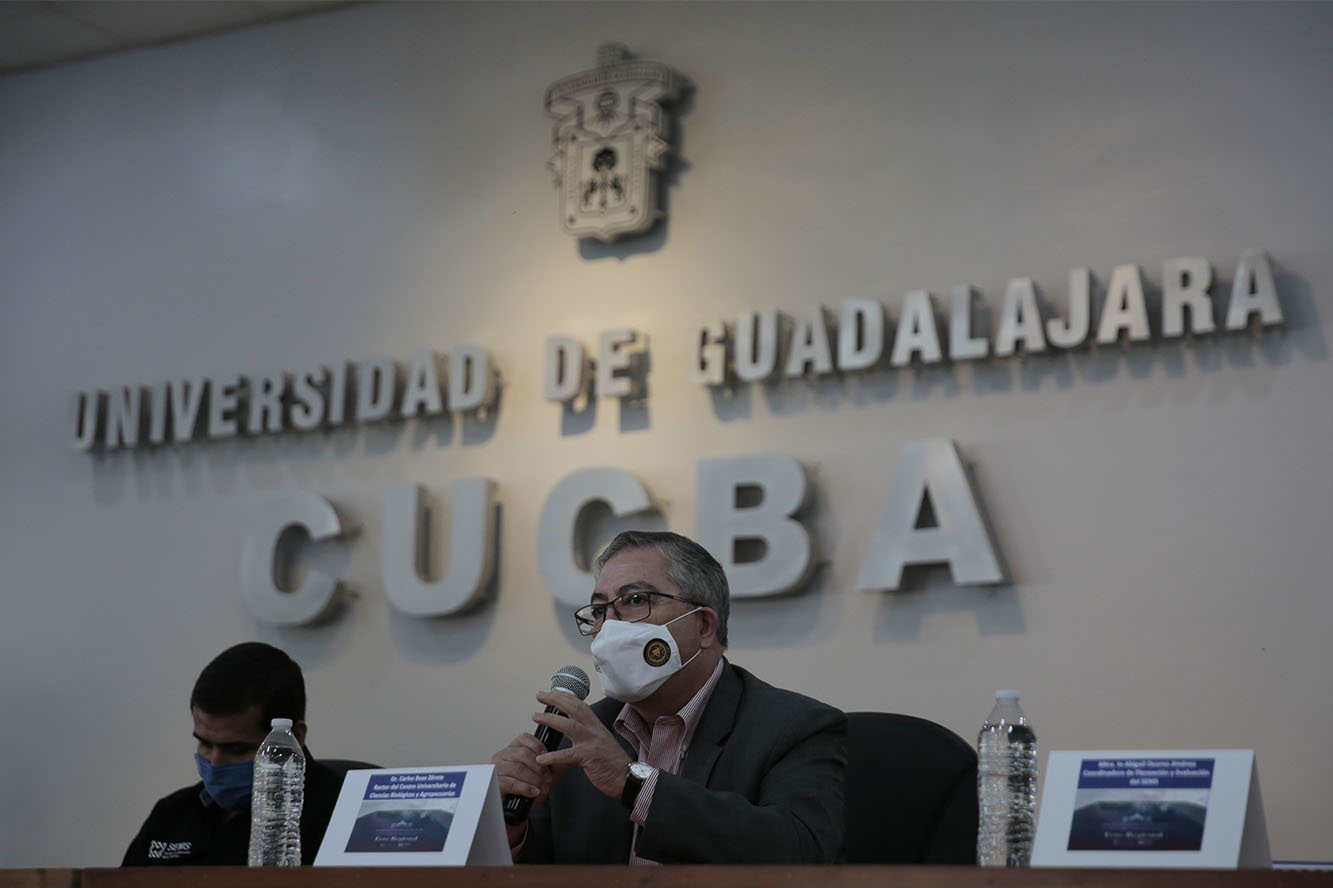 Autoridades del evento en presidium