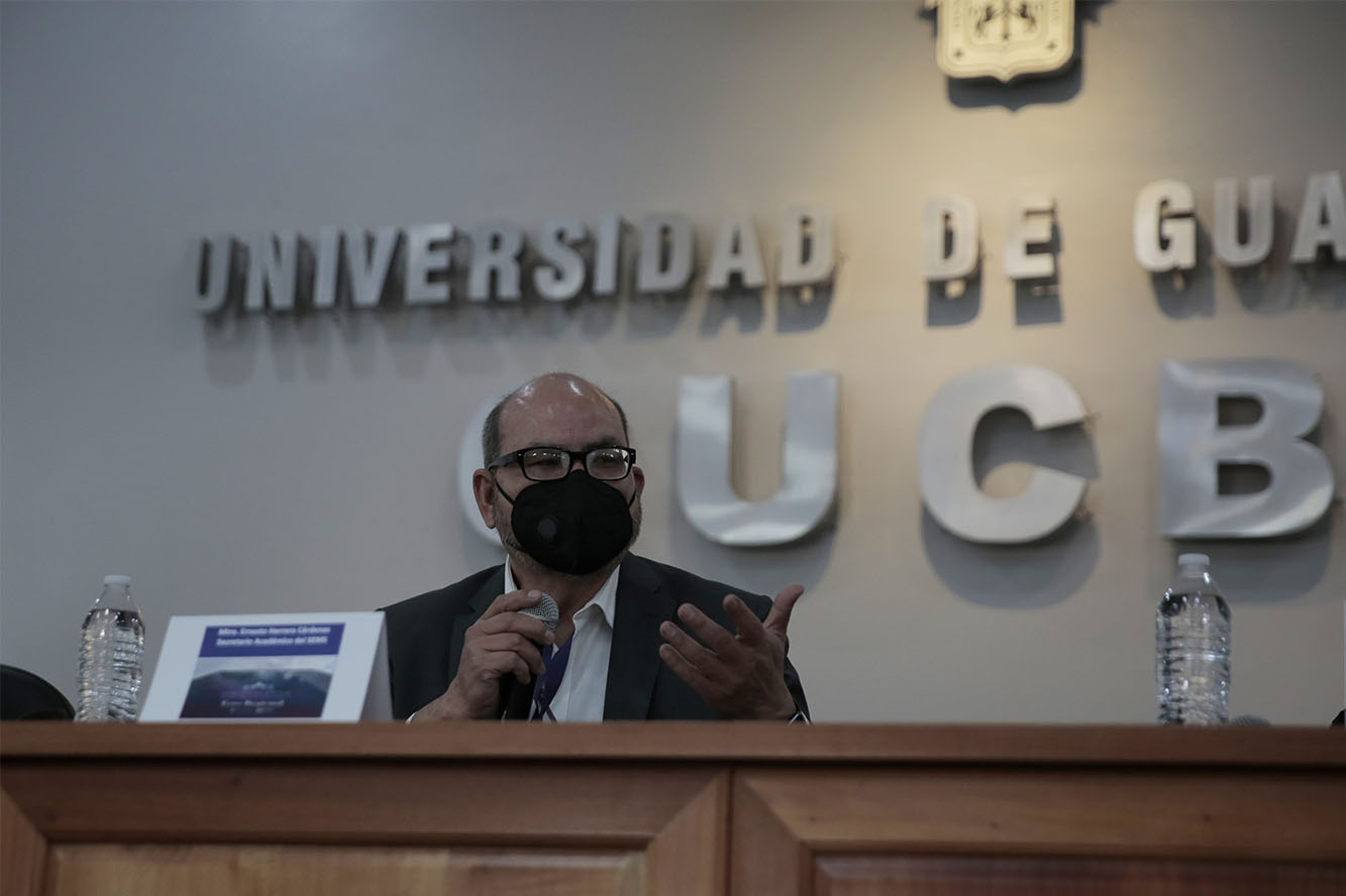 Autoridades del evento en presidium