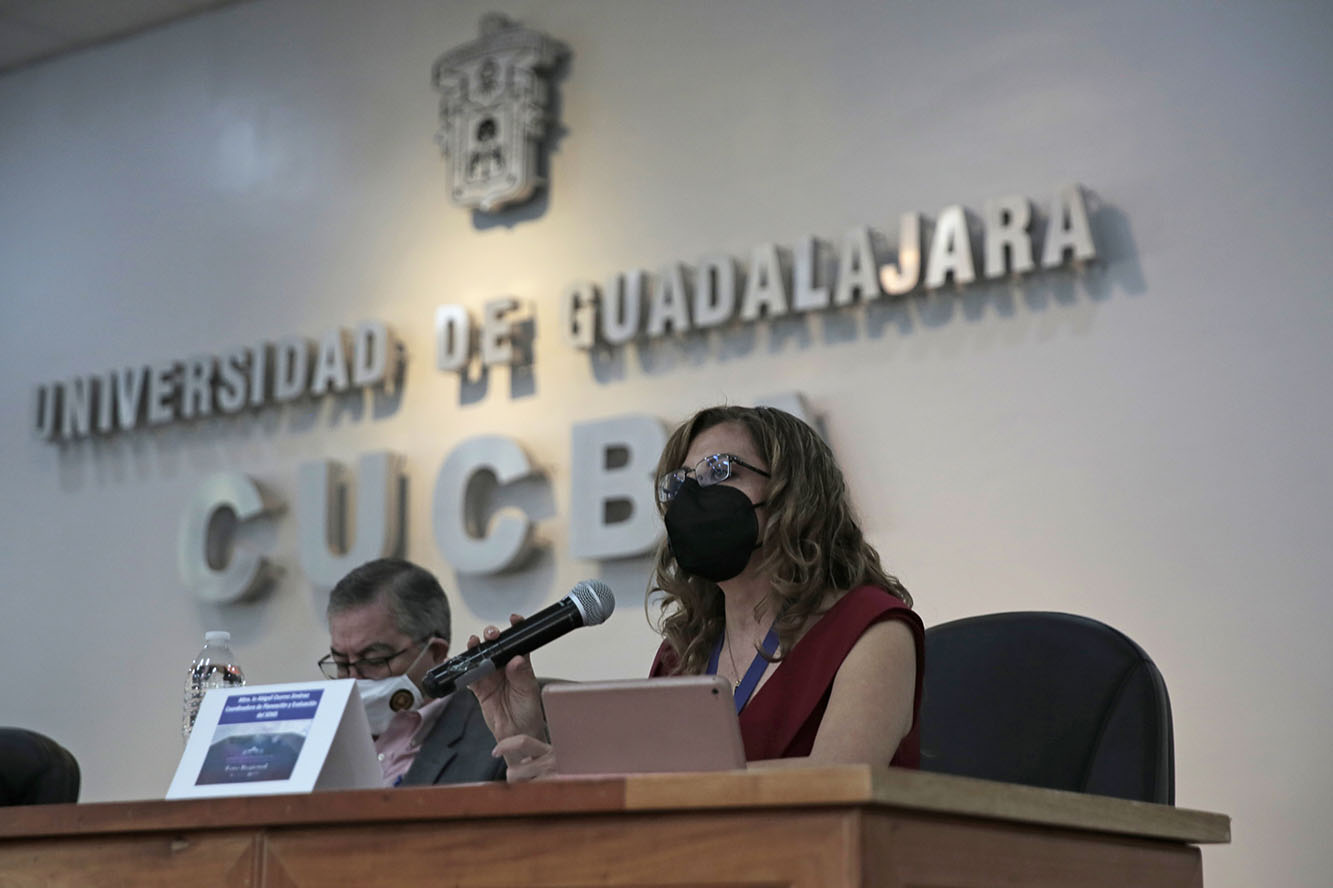 Autoridades del evento en presidium