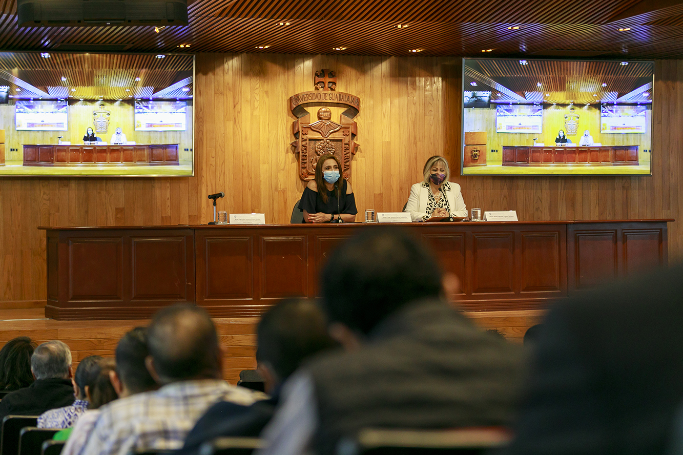 Autoridades del evento frente a asistentes en auditorio
