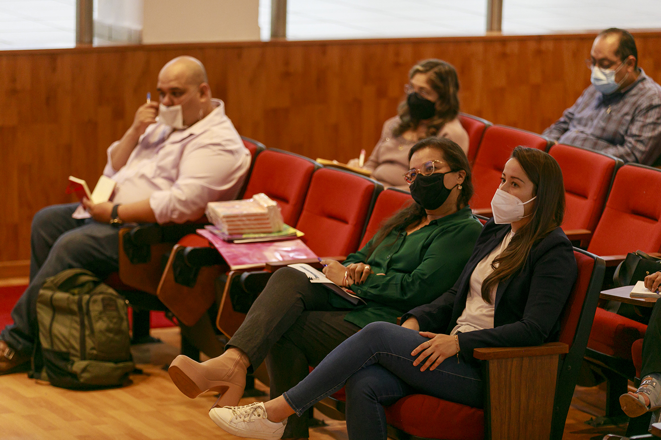 asistentes al evento en auditorio