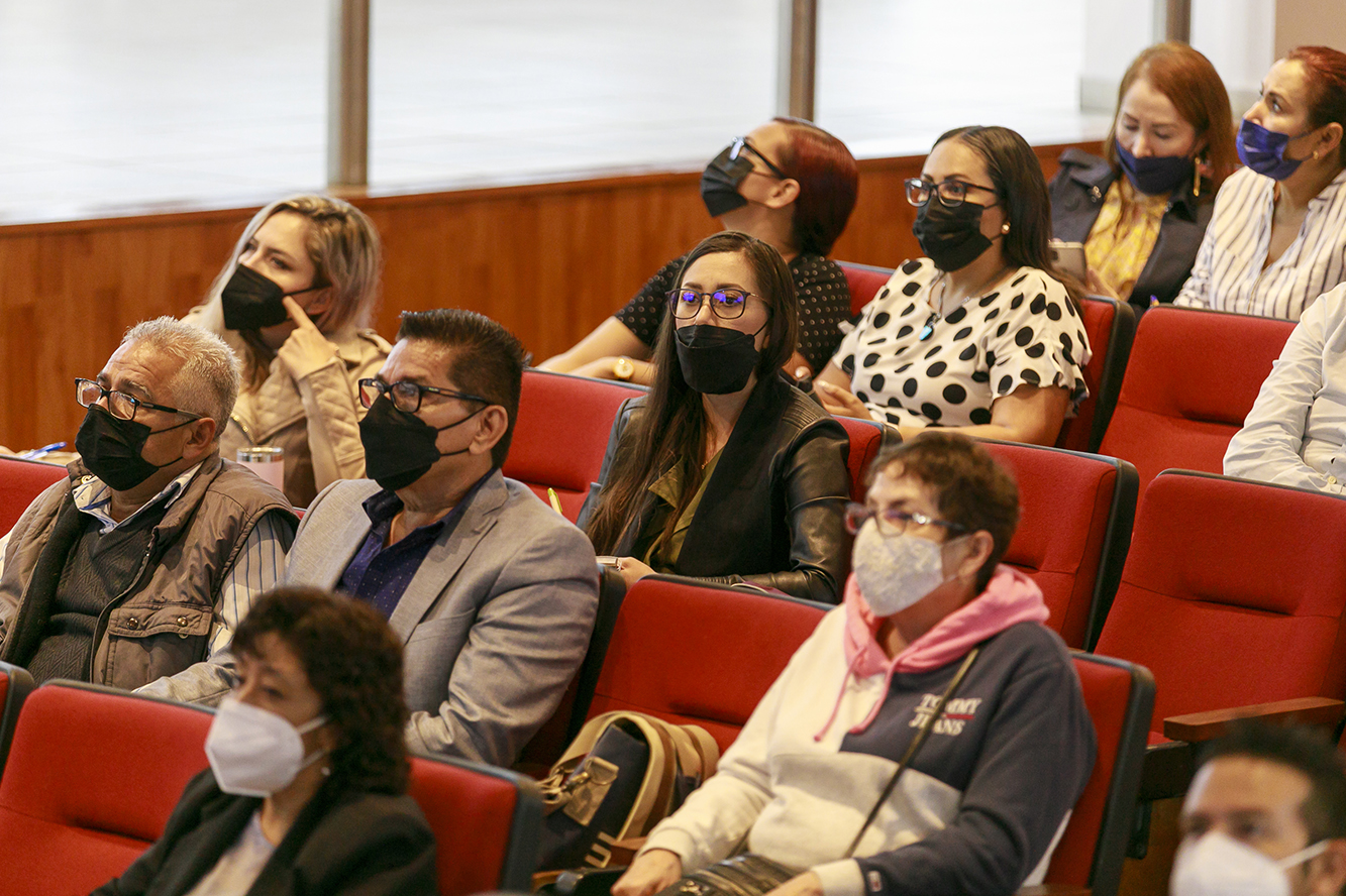 asistentes al evento en auditorio