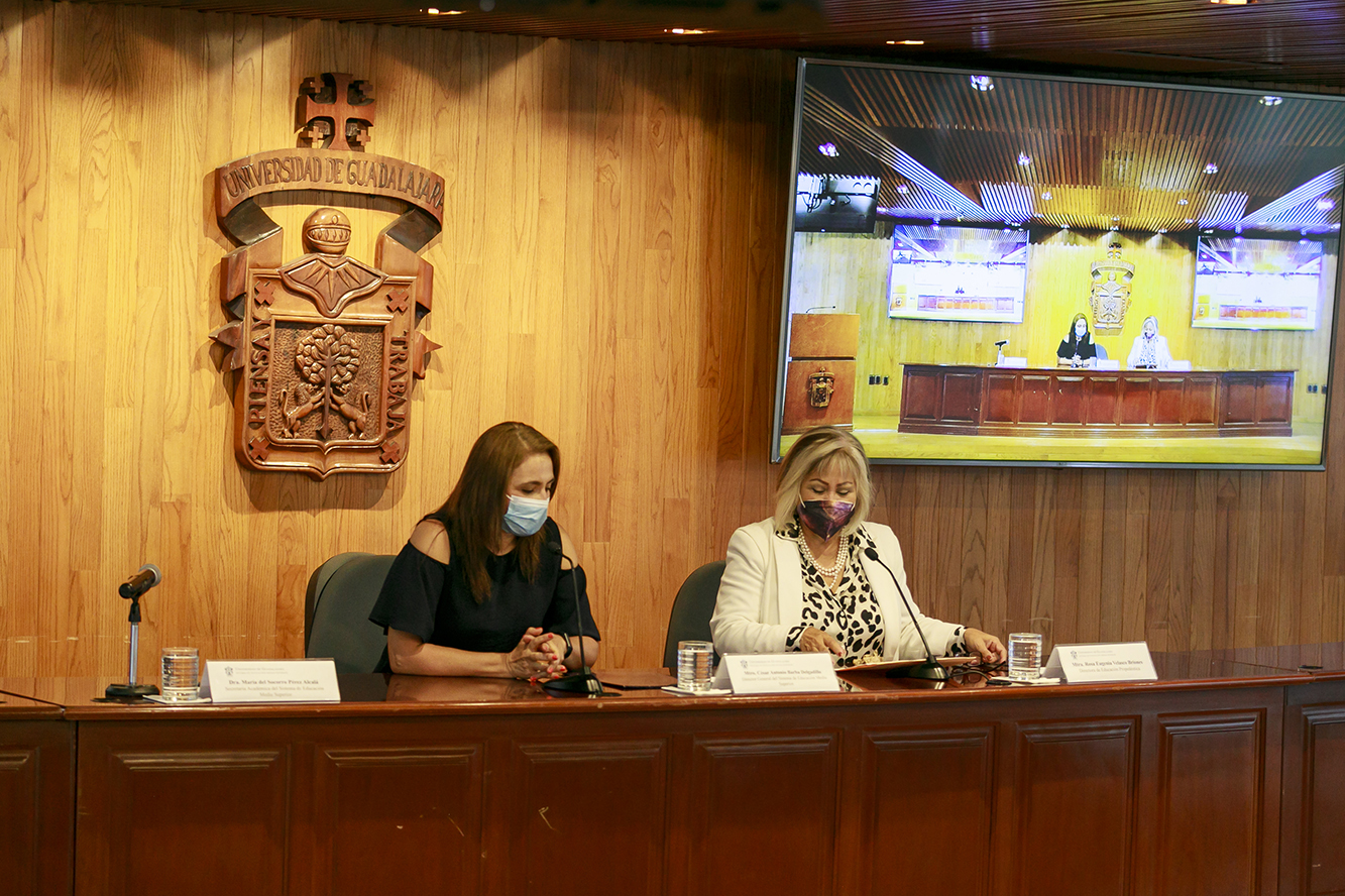 Autoridades del evento frente a asistentes en auditorio