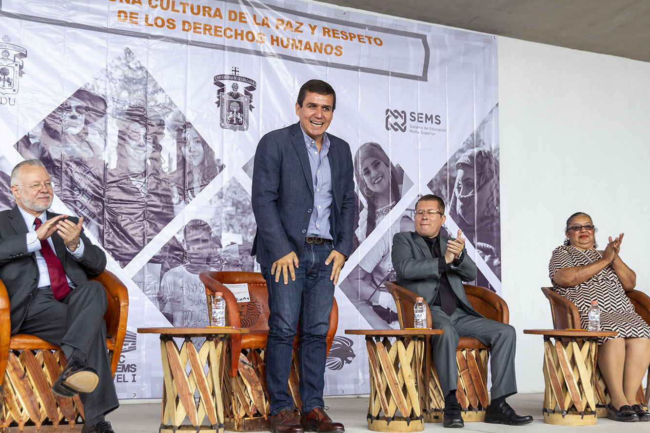 Autoridades del evento en presidium