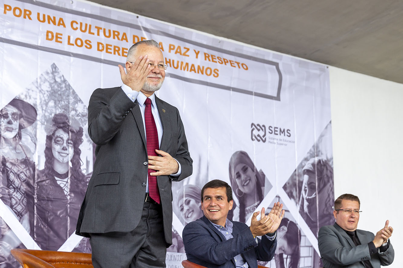 Autoridades del evento en presidium