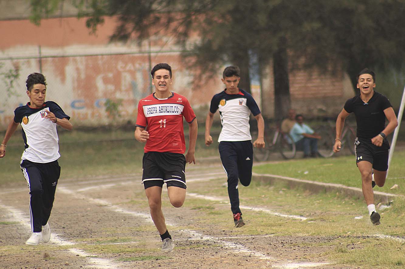 Alumnos corriendo en campo