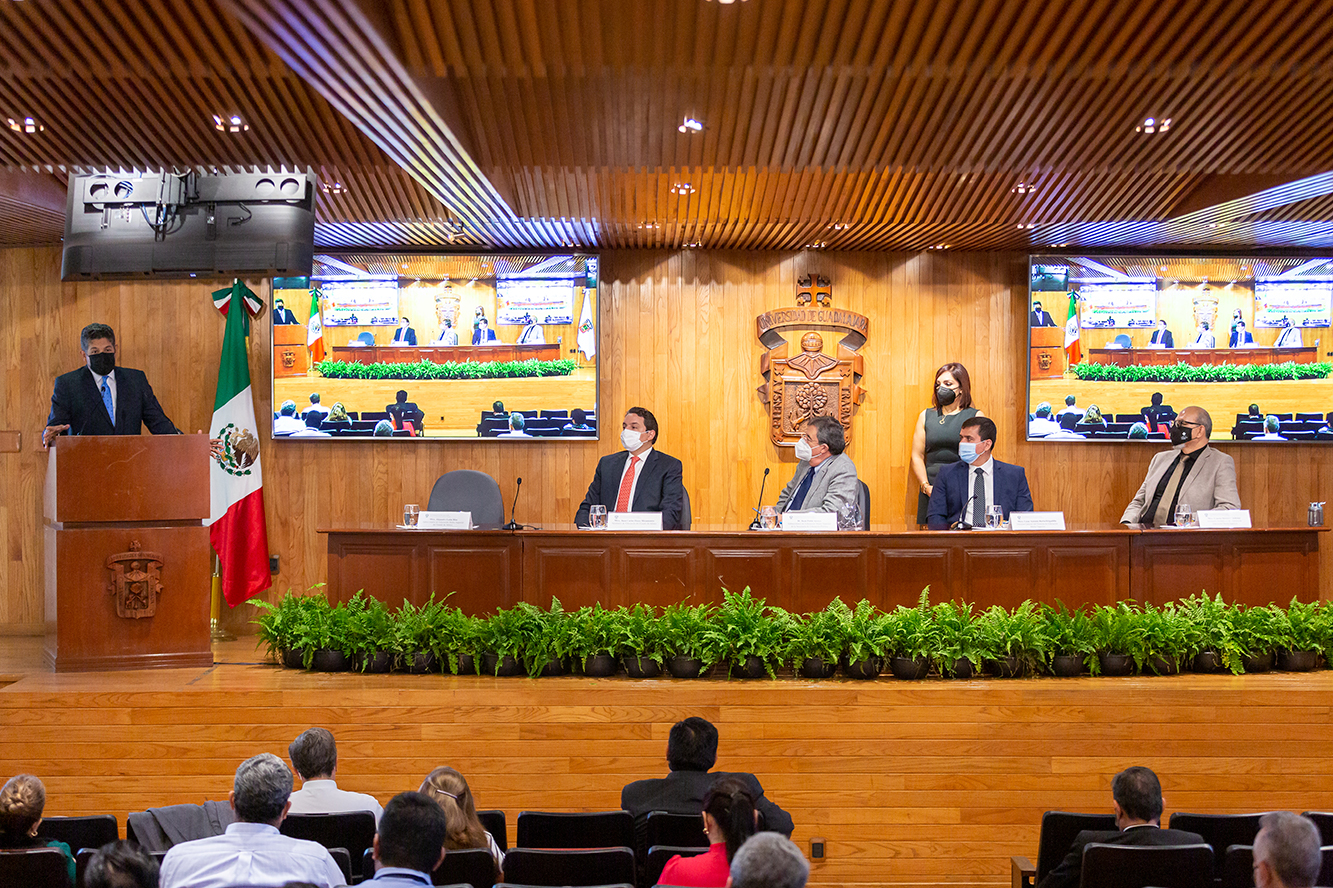 Autoridades del evento en presídium