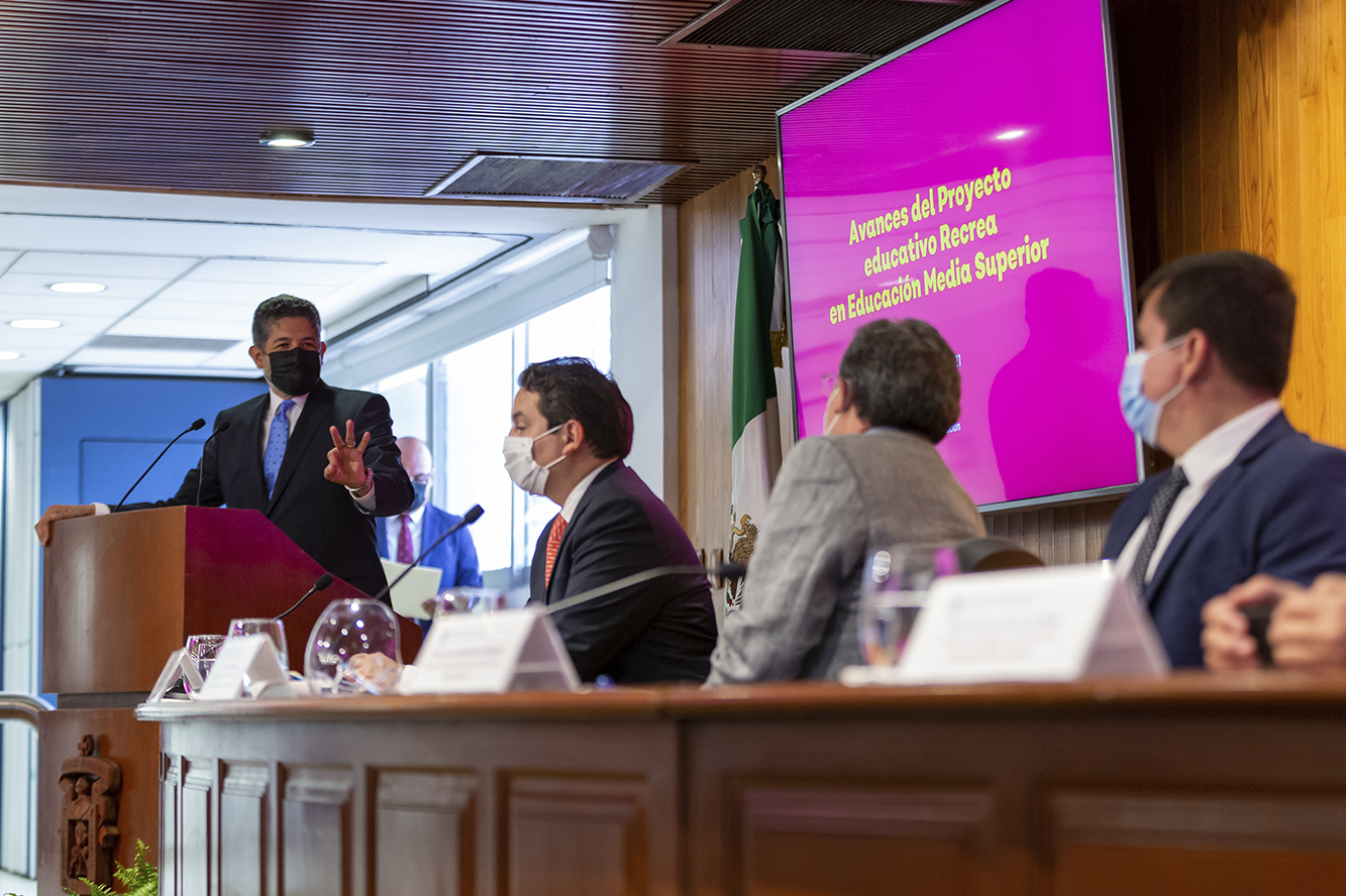 Autoridades del evento en presídium
