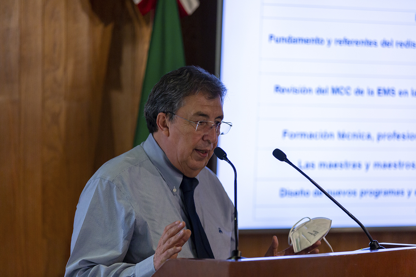 Autoridades del evento en presídium