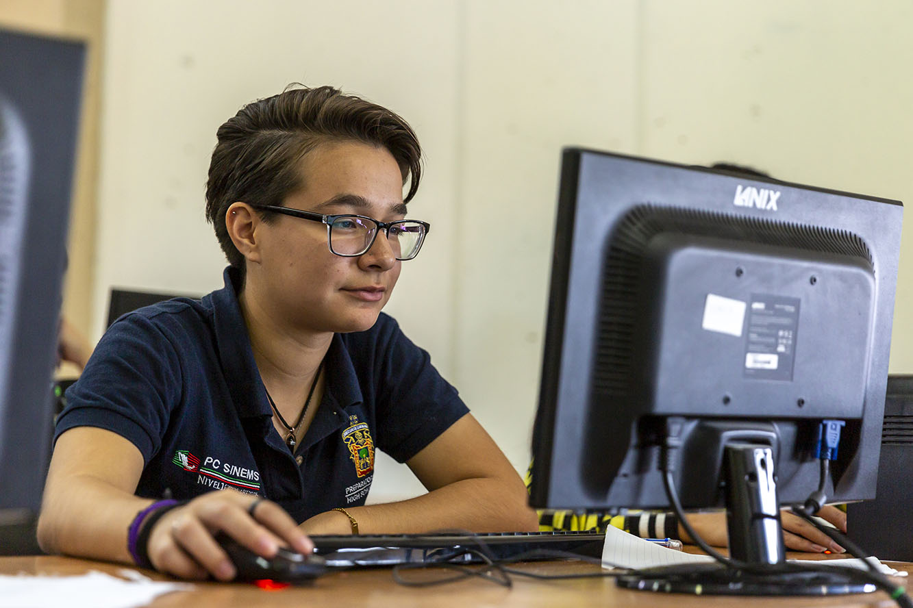 Alumno usa computadora