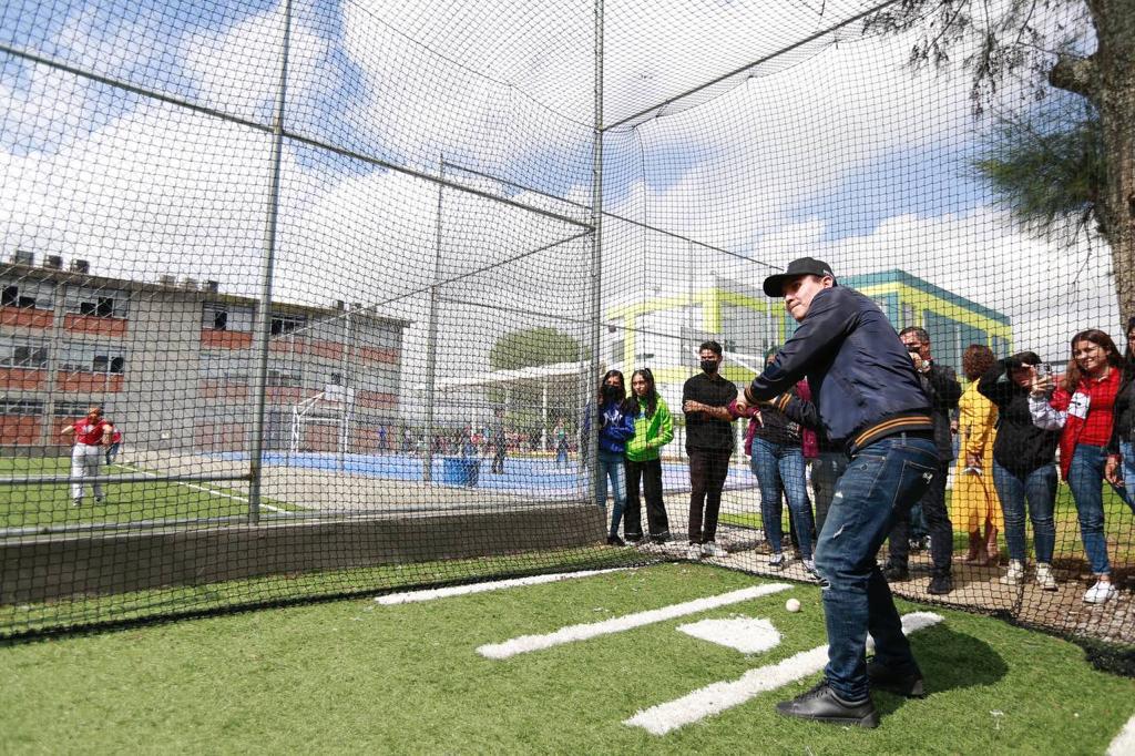 Maestro César Barba practicando beisbol