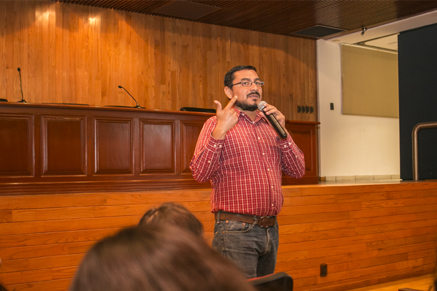 Conferencista en auditorio