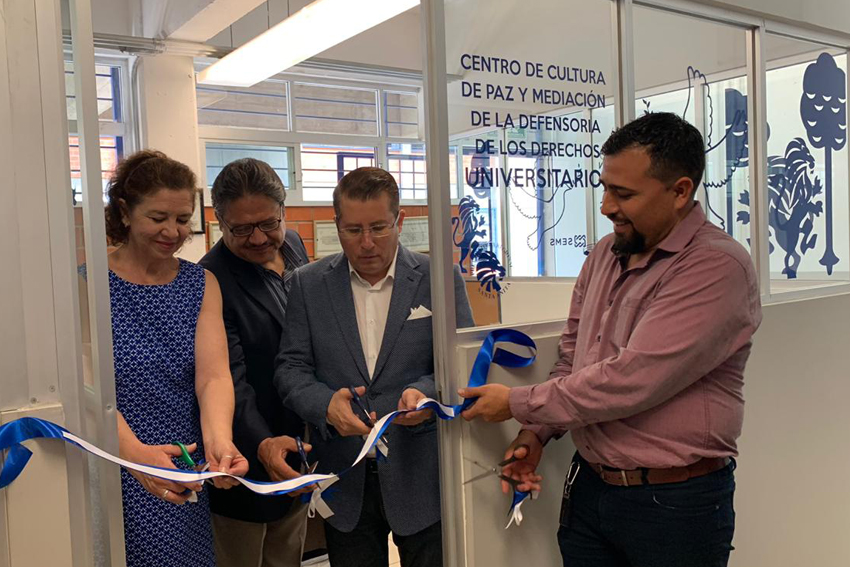 Autoridades del evento en corte del listón