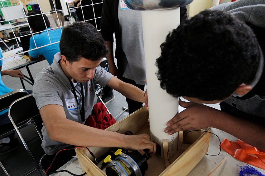 ALumnos con prototipo de experimento de física