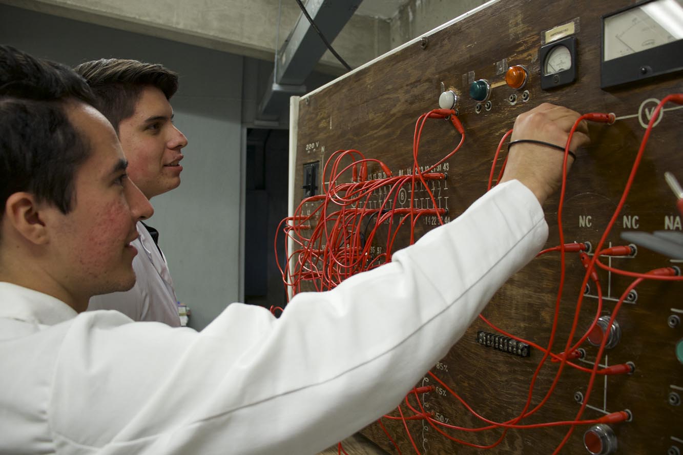 Alumnos operando equipo de Telecomunicaciones 