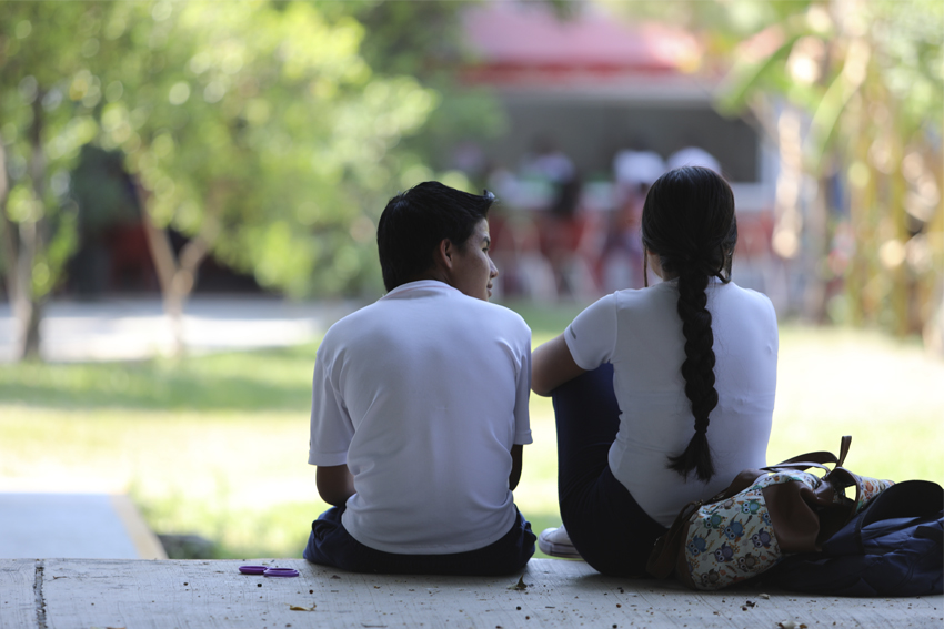 Grupo de alumnos en patio del plantel