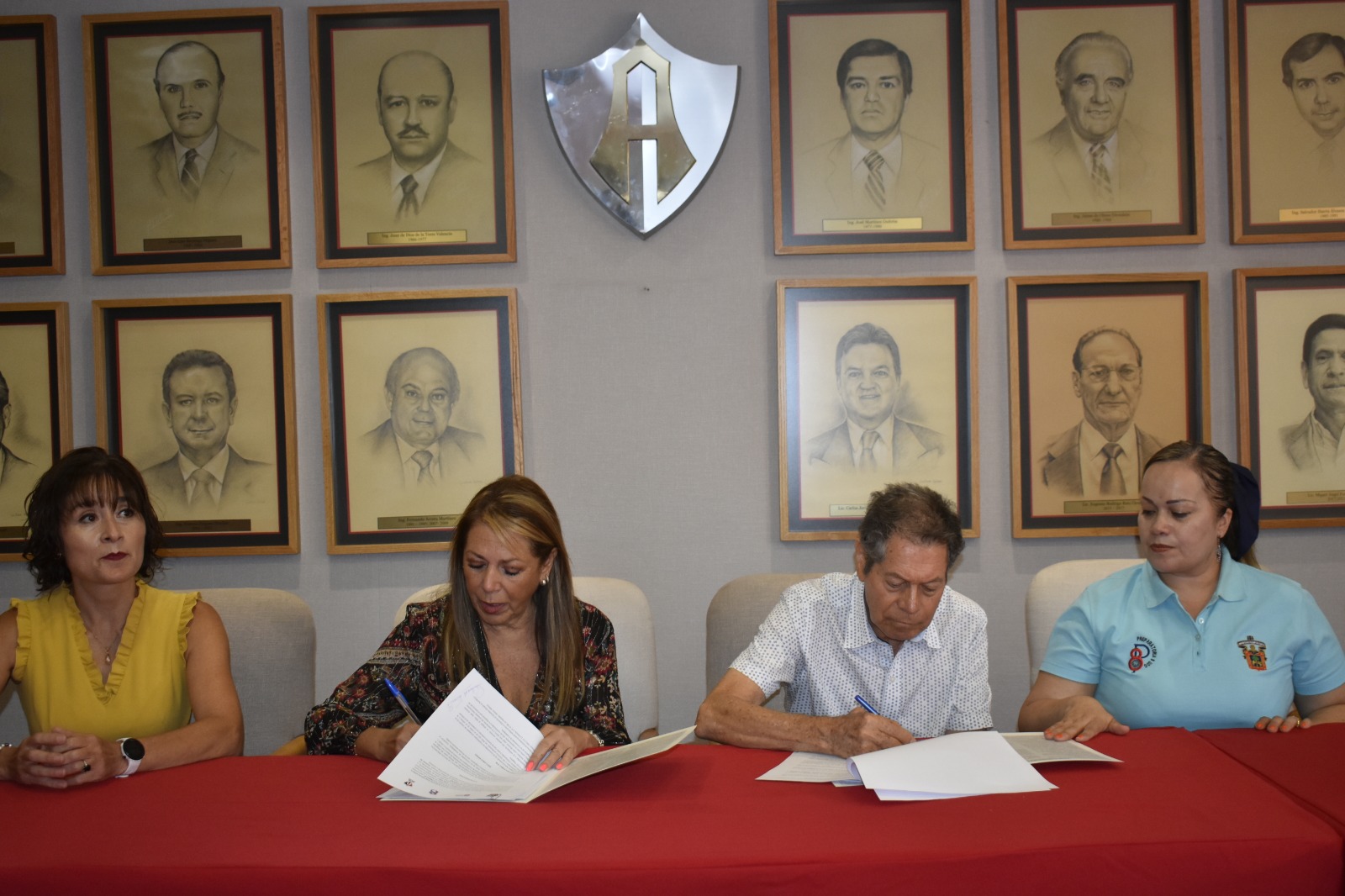 Autoridades del evento en firmando el documento del acuerdo