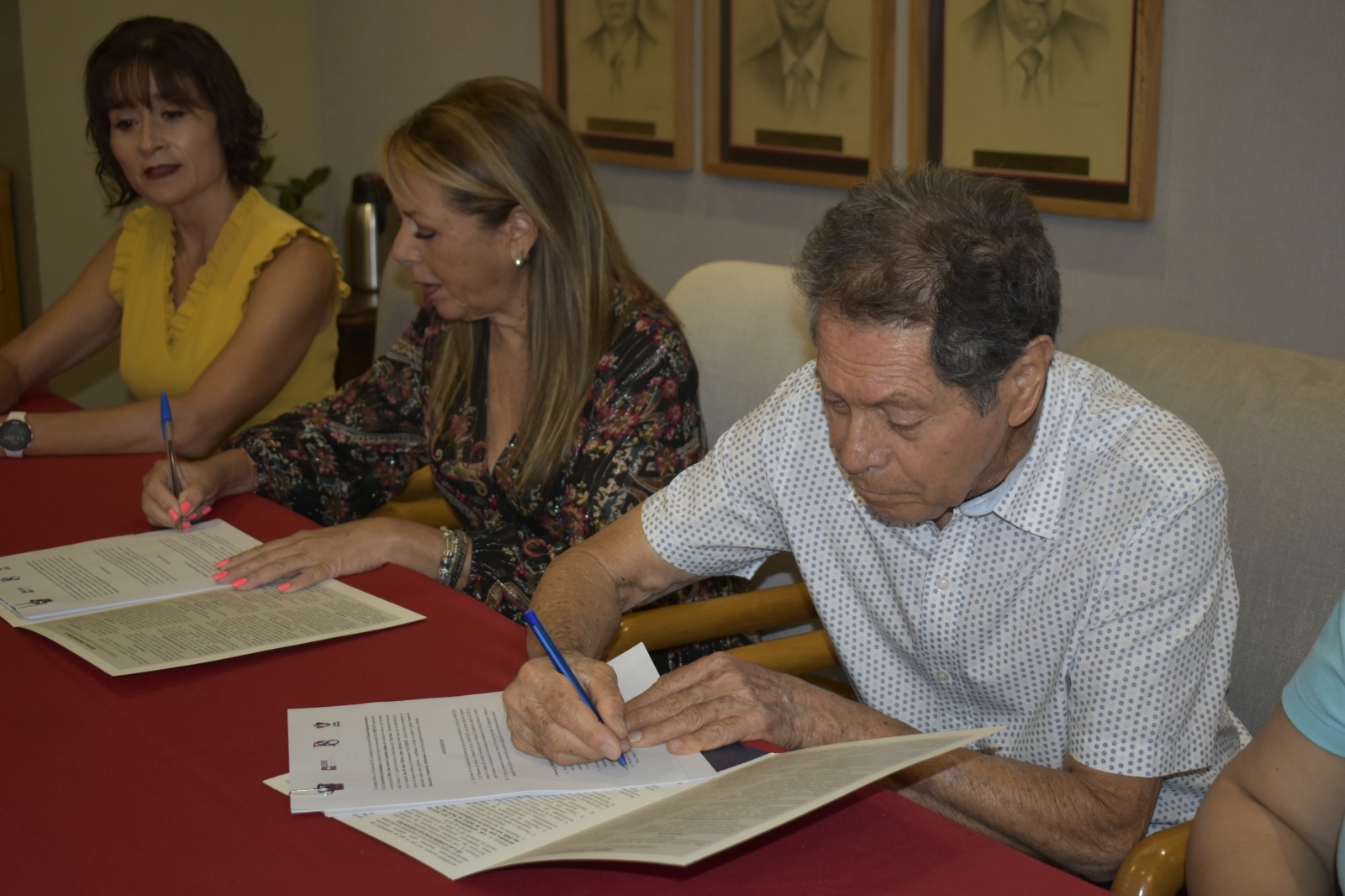 Autoridades del evento en firmando el documento del acuerdo