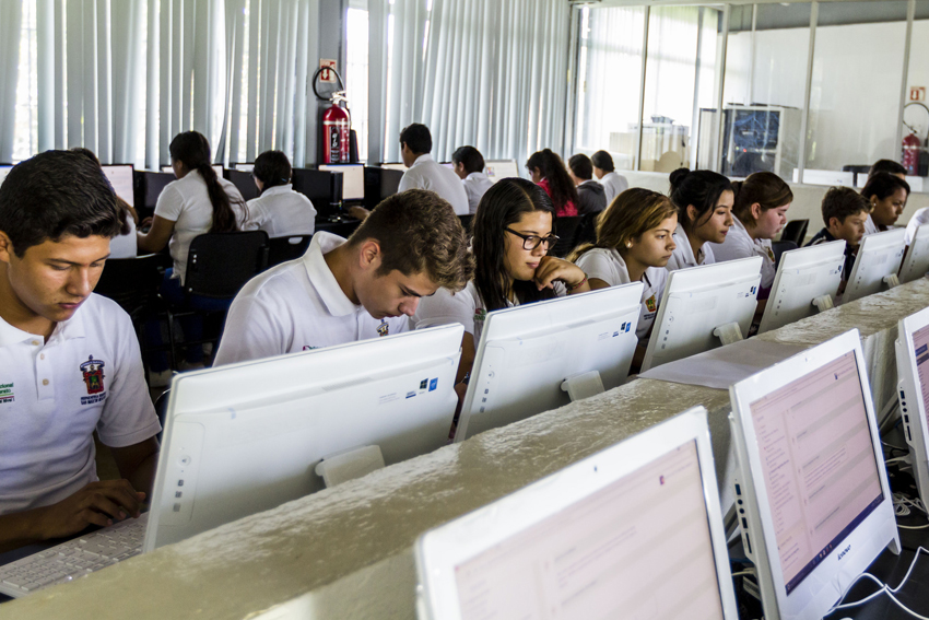 Alumnos en aula de cómputo