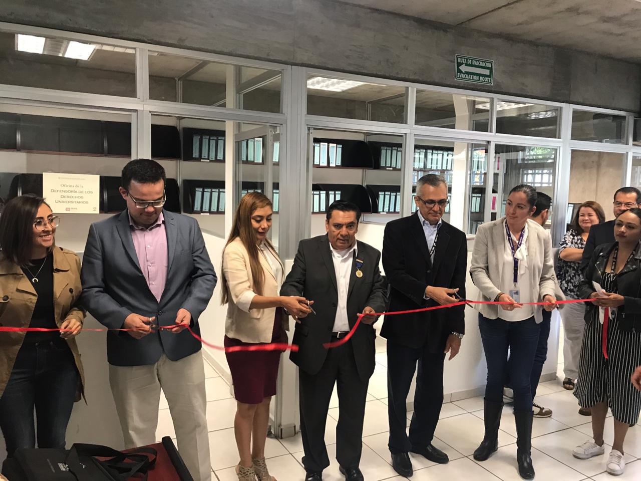 Autoridades del evento en corte del listón