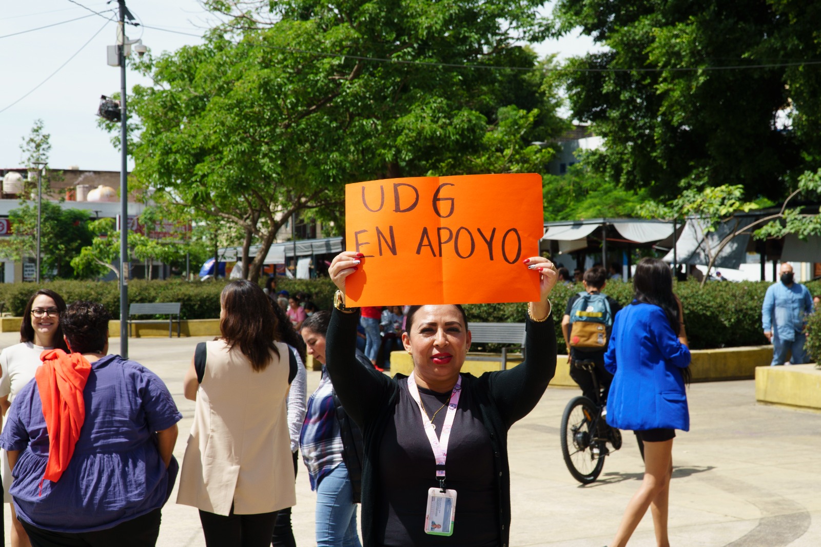 participantes en actividad con pancarta