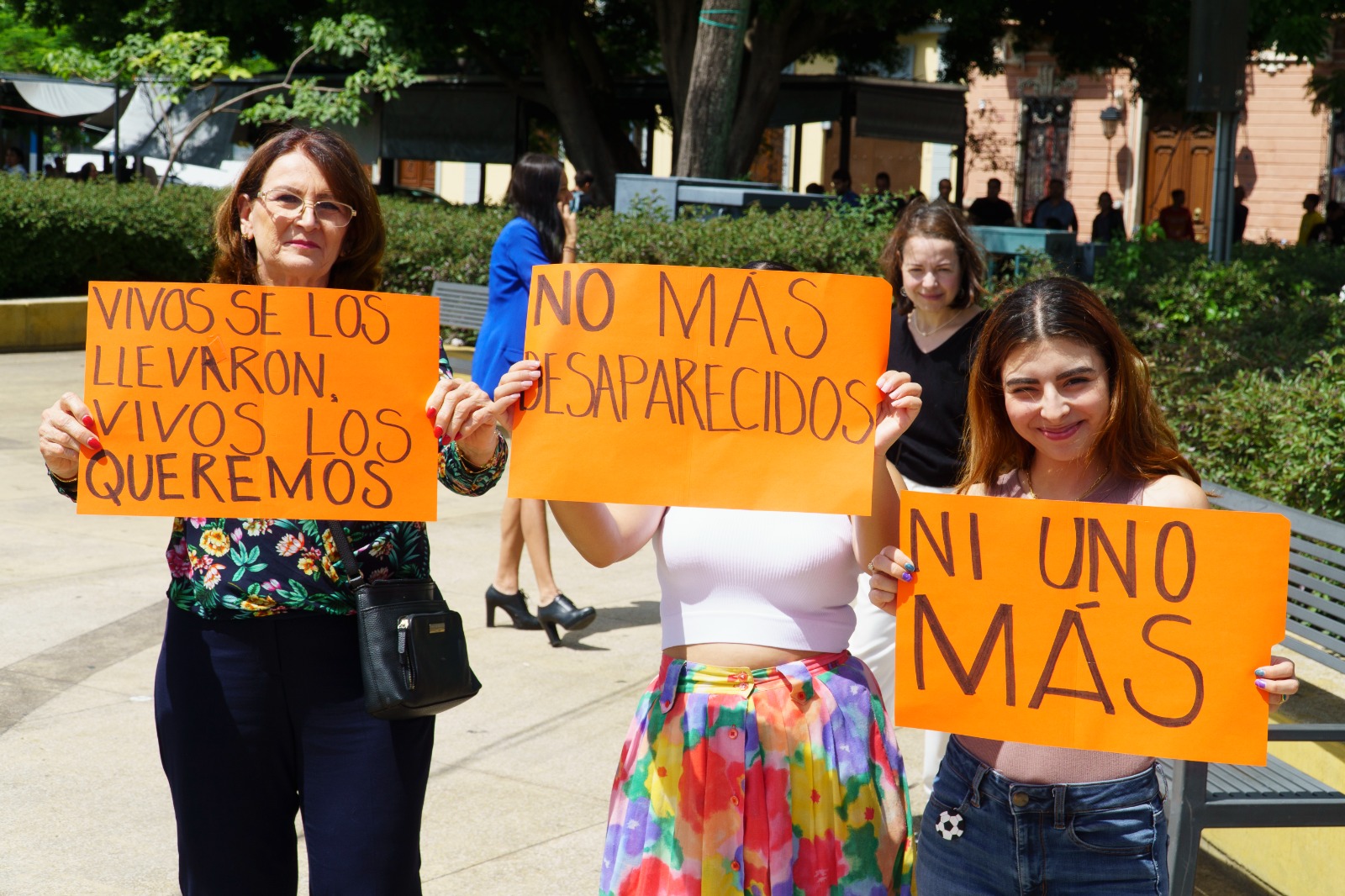 participantes en actividad con pancartas