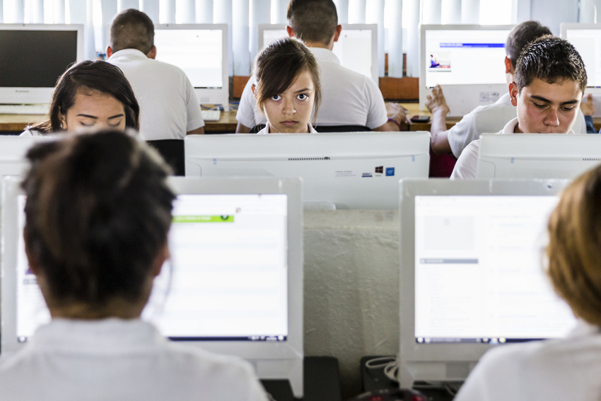 Alumnos en aula de cómputo