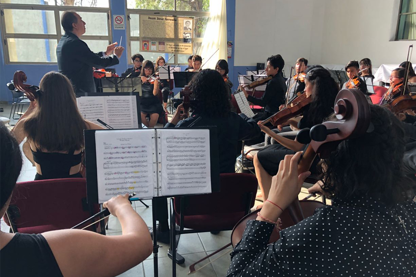 Alumnos tocando instrumento