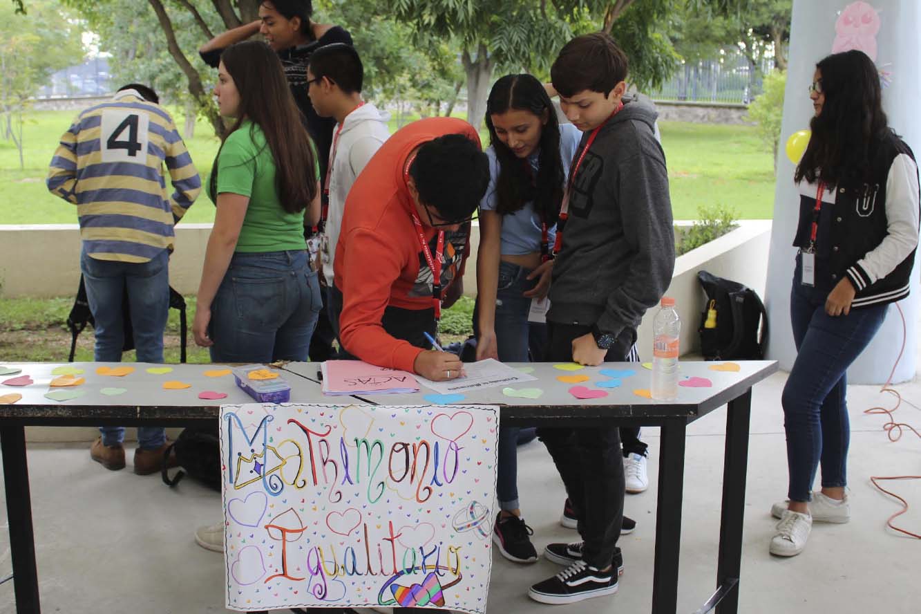 Alumnos en estand