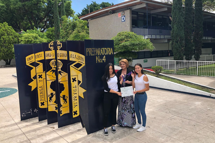 Alumnas con medalla