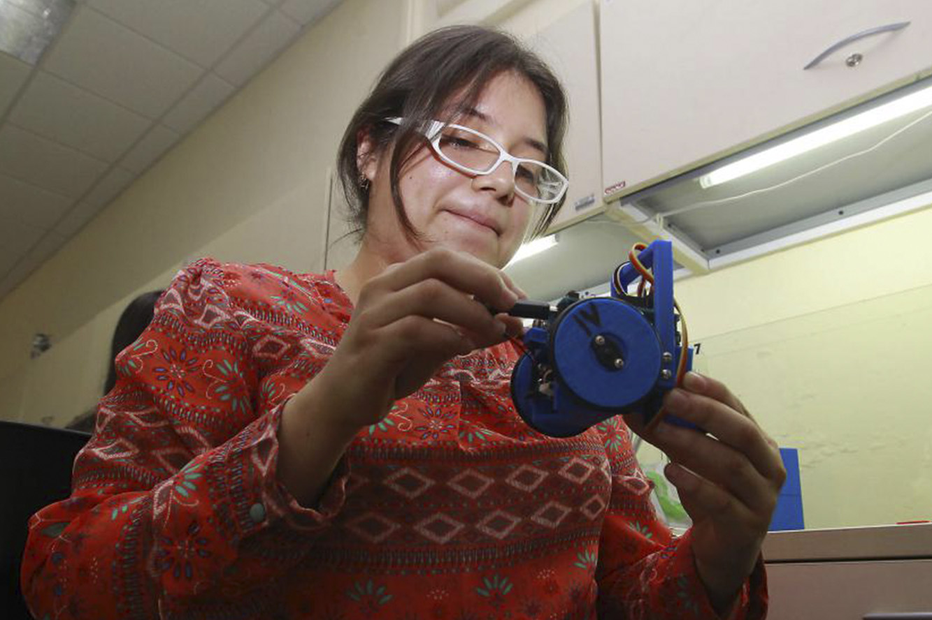 Persona con robot en sus manos