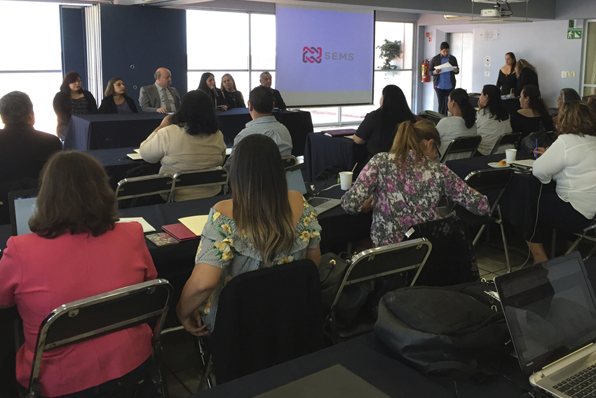 Docentes en auditorio
