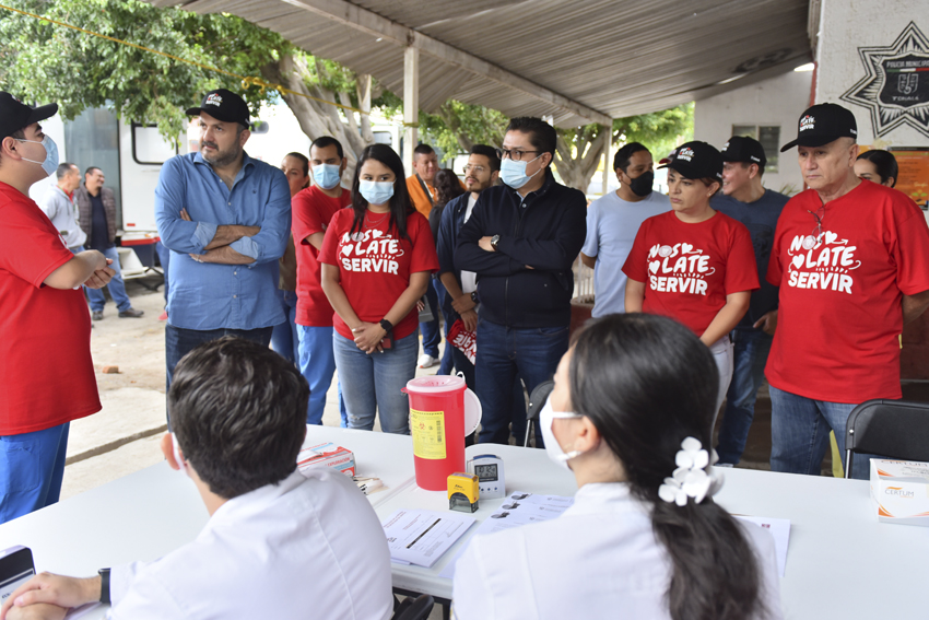 Autoridades del evento conversando