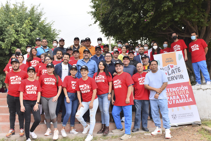 Autoridades del evento junto a colaboradores del módulo Nos late servir de la u d g