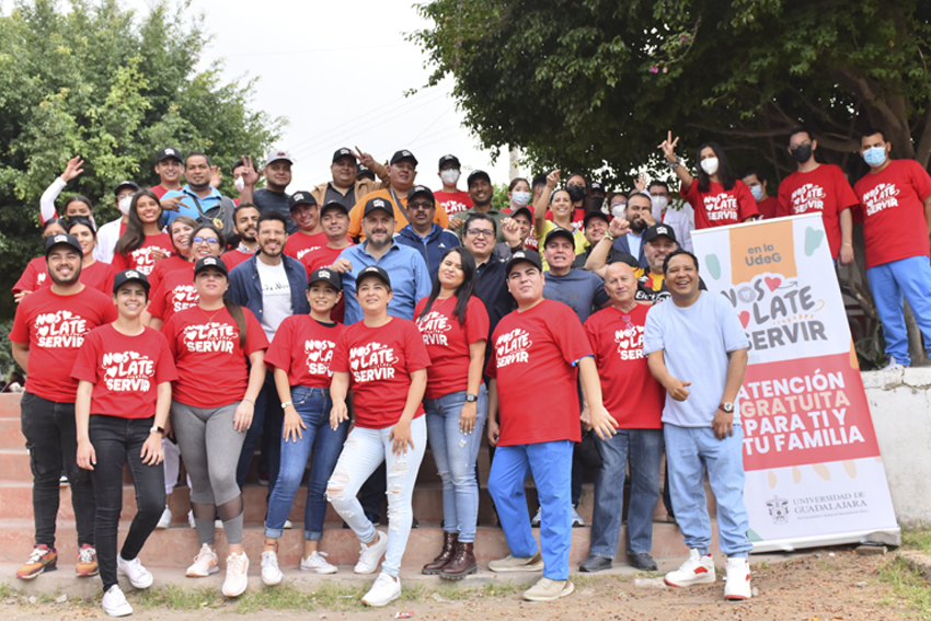 Autoridades del evento junto a colaboradores del módulo Nos late servir de la u d g