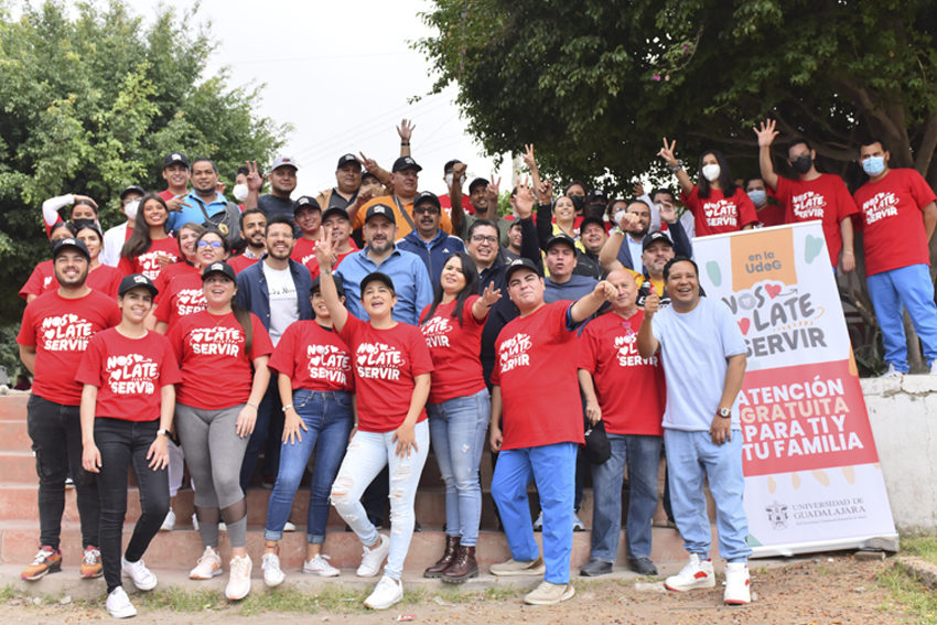 Autoridades del evento junto a colaboradores del módulo Nos late servir de la u d g