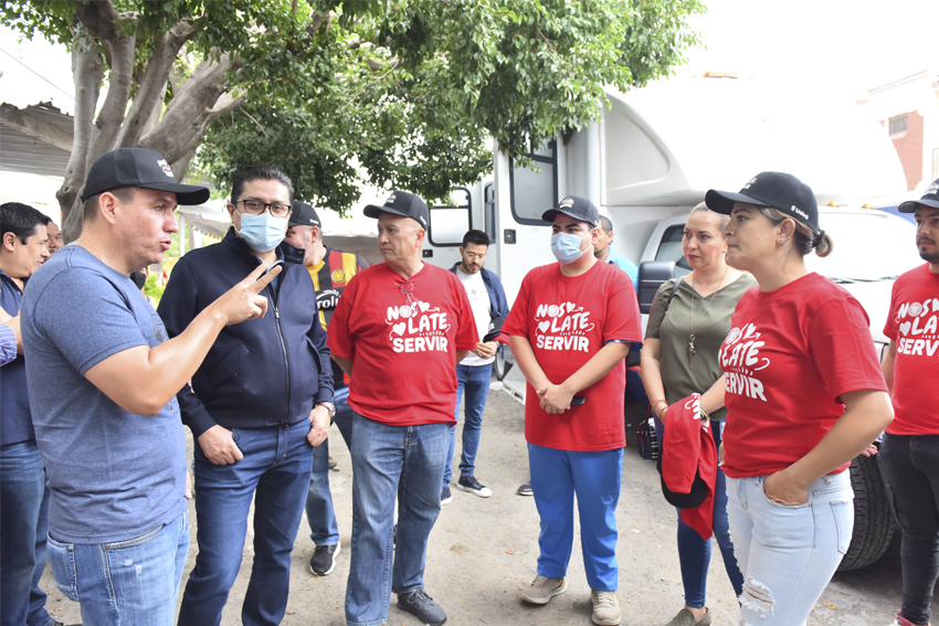 Autoridades del evento conversando