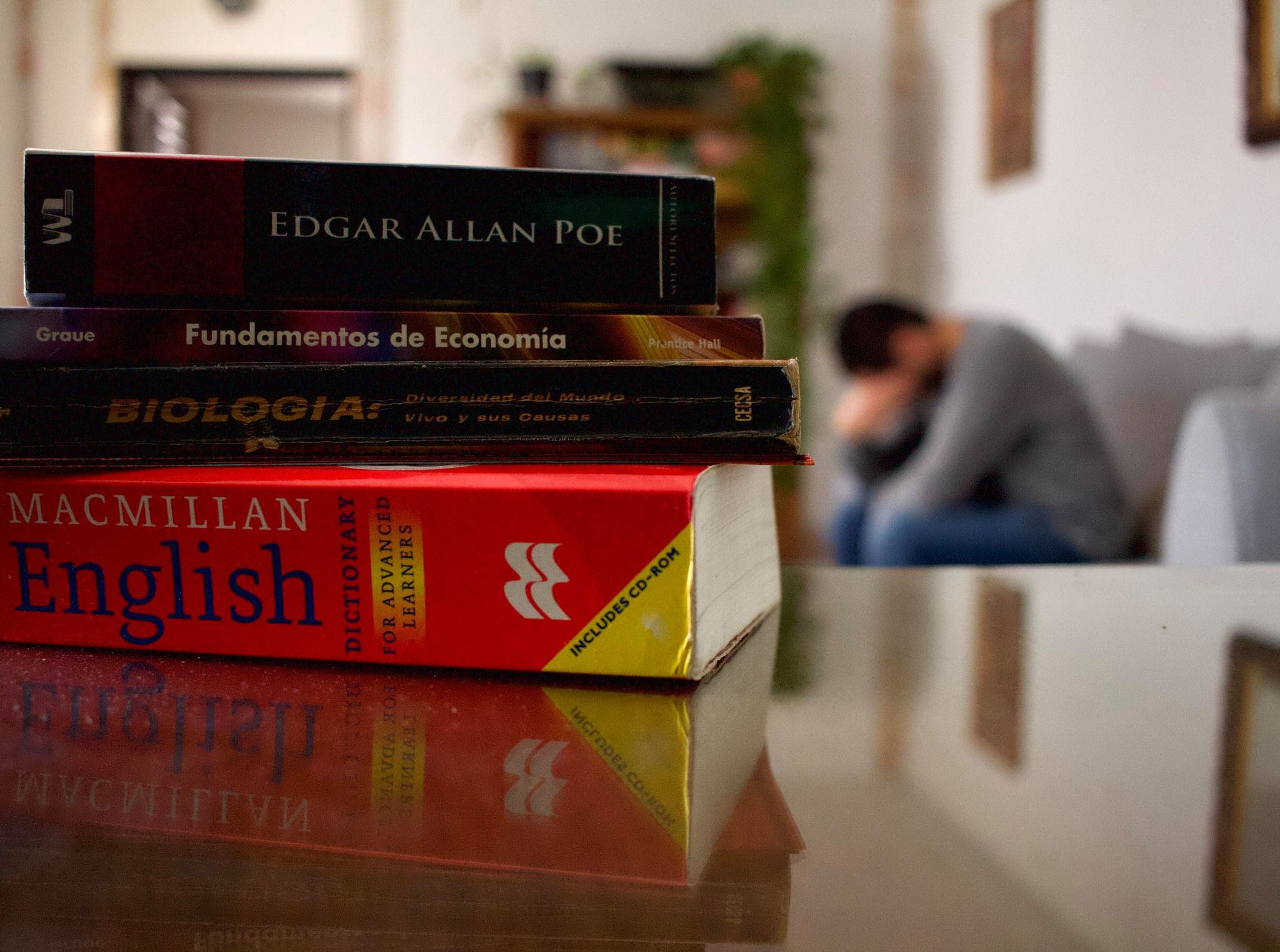Libros en una mesa, persona de fondo