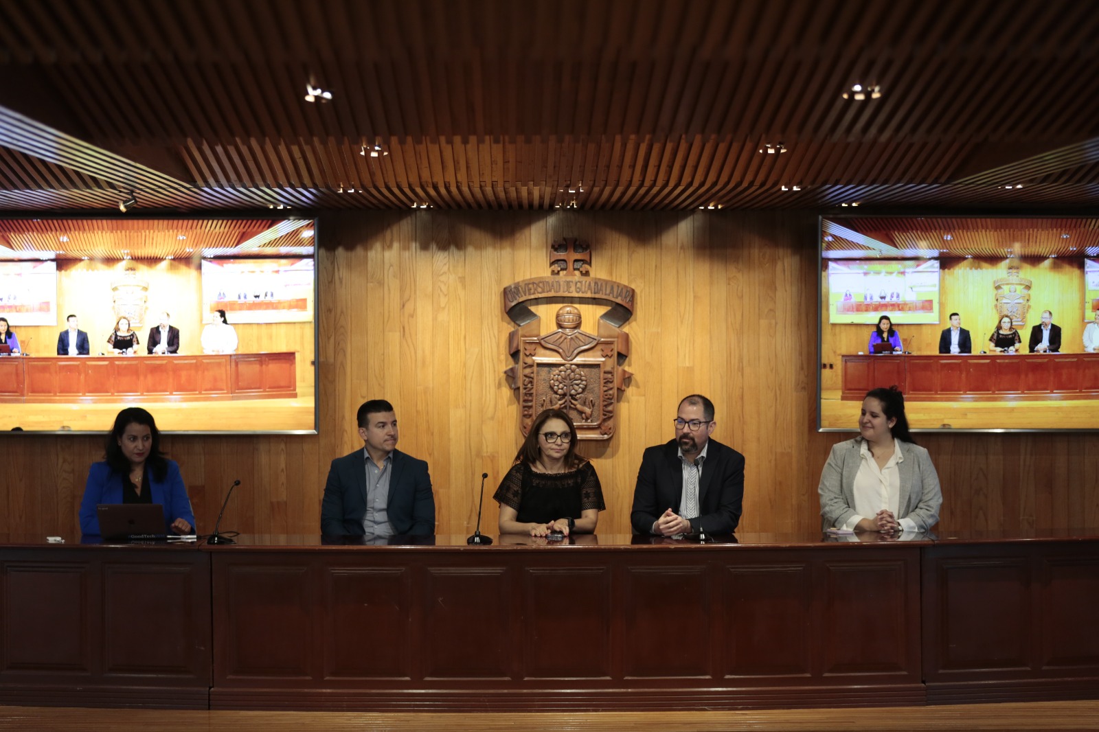 Autoridades del evento en presidium