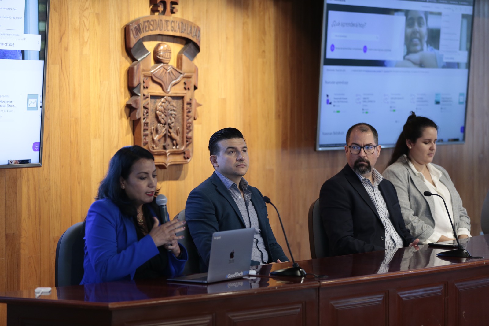 Autoridades del evento en presidium