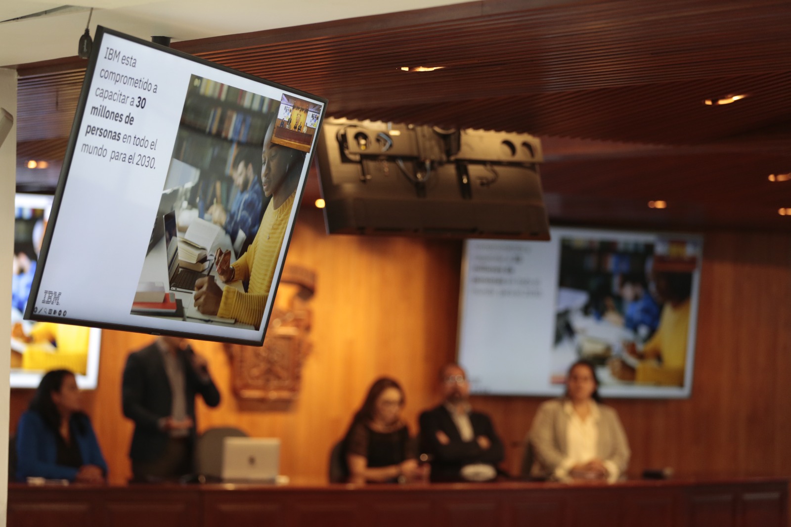 Autoridades del evento en presidium