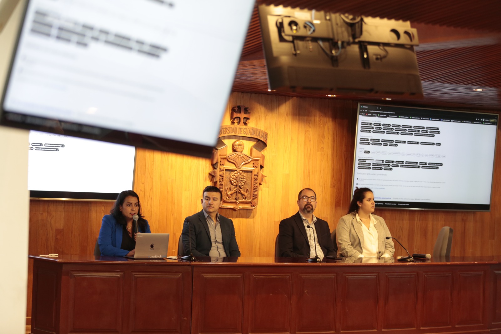 Autoridades del evento en presidium