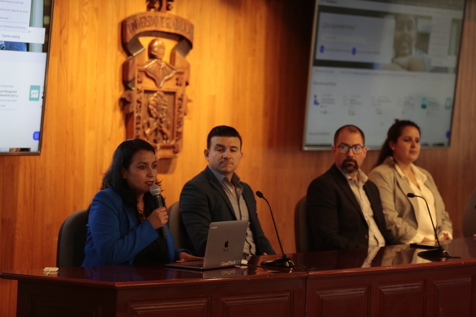 Autoridades del evento en presidium