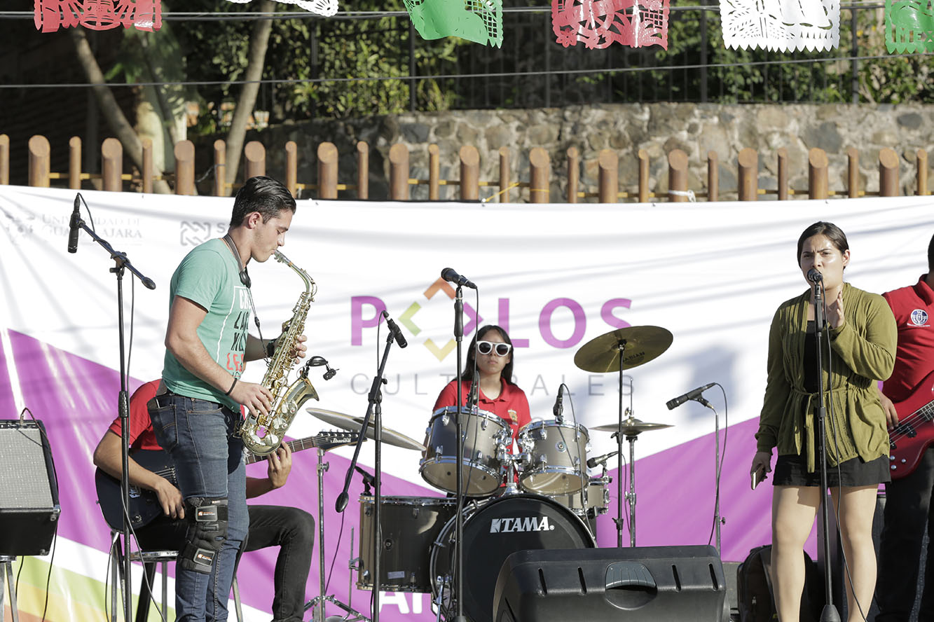 Alumnos participantes en escenario