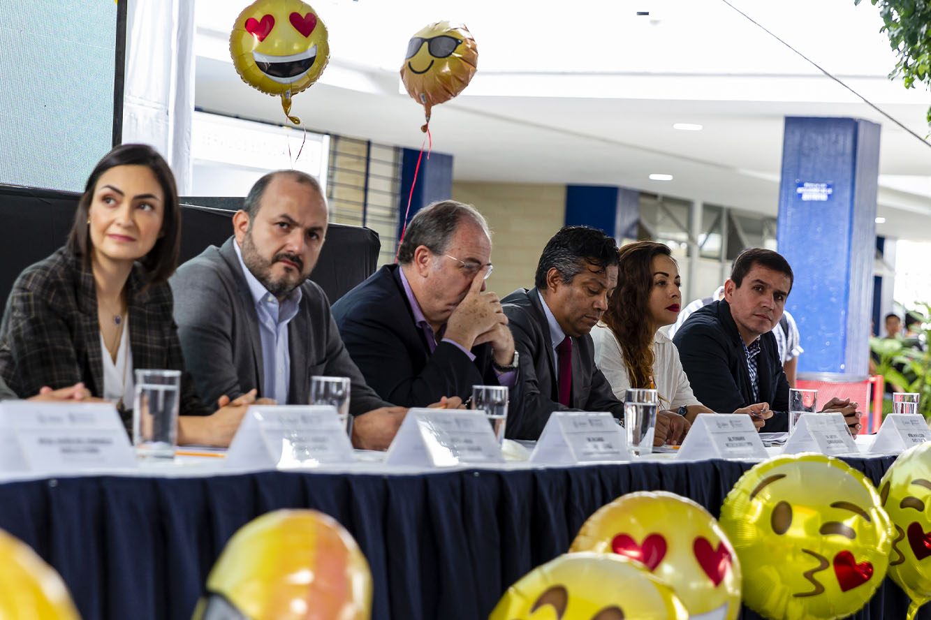 Autoridades del evento en presidium