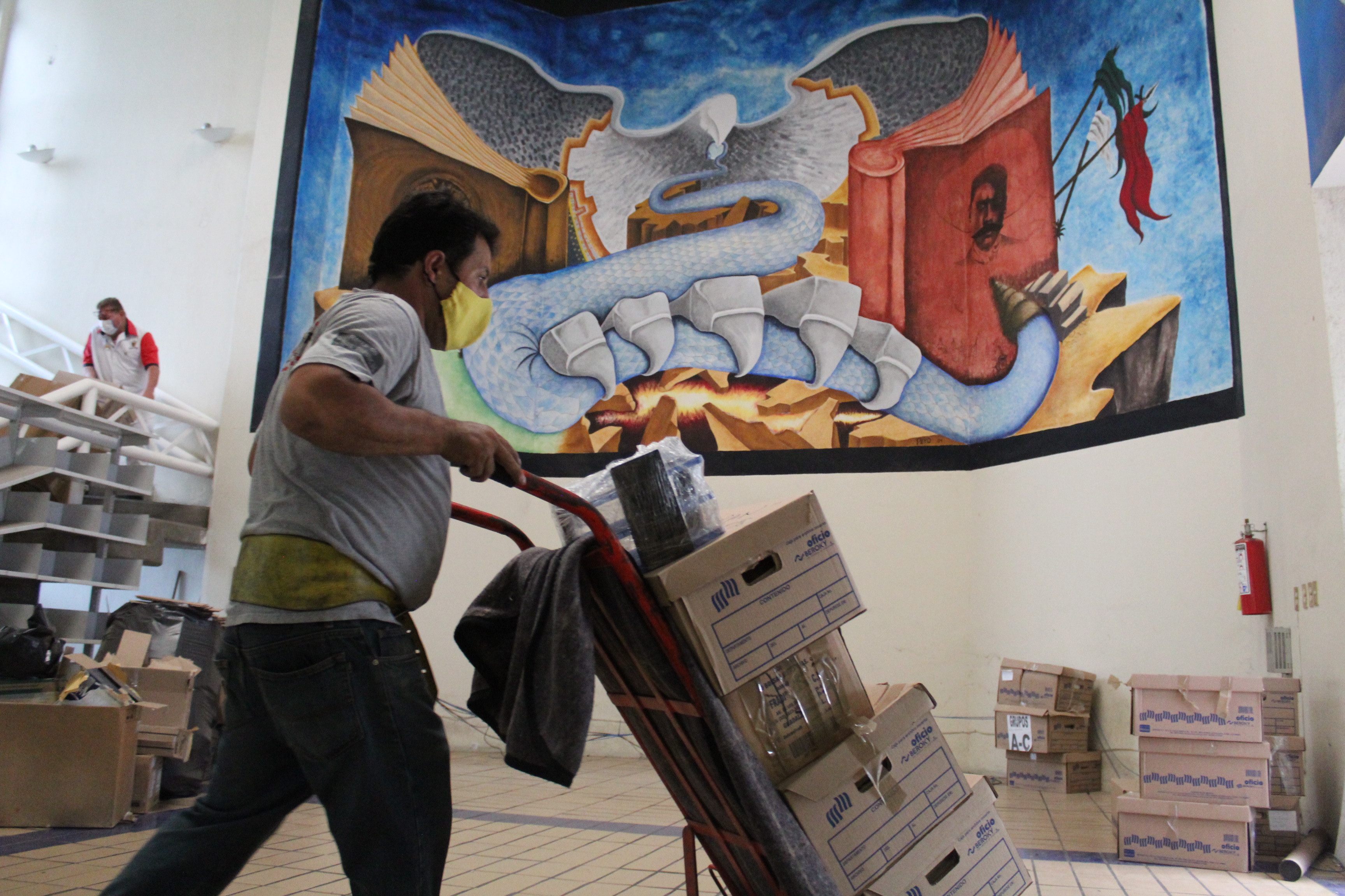 Trabajadores realizan mudanza